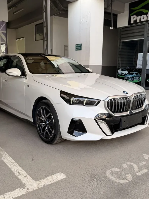 Bmw I5 40L доп. опции белый/чёрный 2 Bmw I5 40L доп. опции белый/чёрный 2