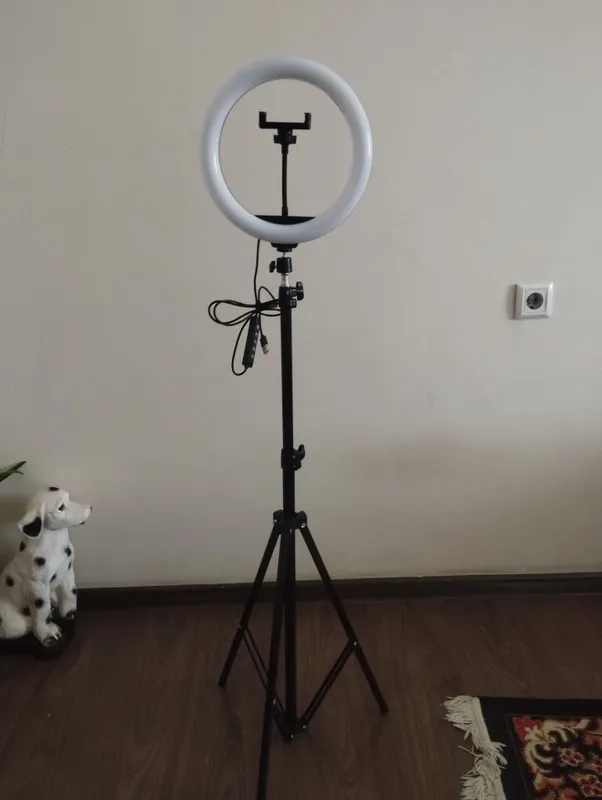 Shtativ led lampa sotiladi. Holati yangi