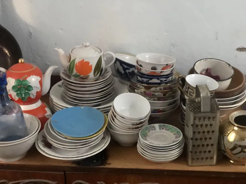 Продам посуду и тумбу