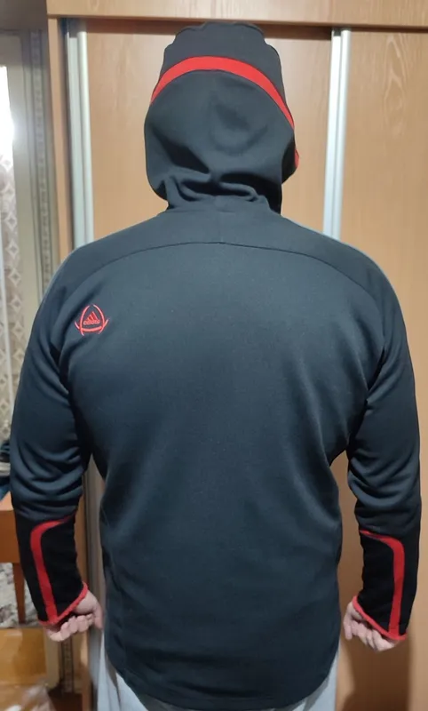 ADIDAS sport kurtkasi sotiladi. 3 ADIDAS sport kurtkasi sotiladi. 3