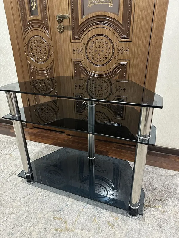 3 qavatli shisha TV osti stendi