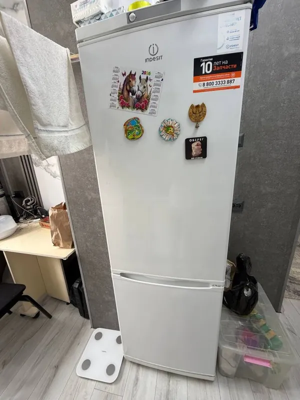 Продаеться холодильник indesit ES 18 1