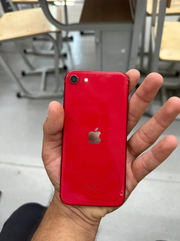 Iphone SE состояние хорошее, память 77, есть отпечаток, iCloud есть 4