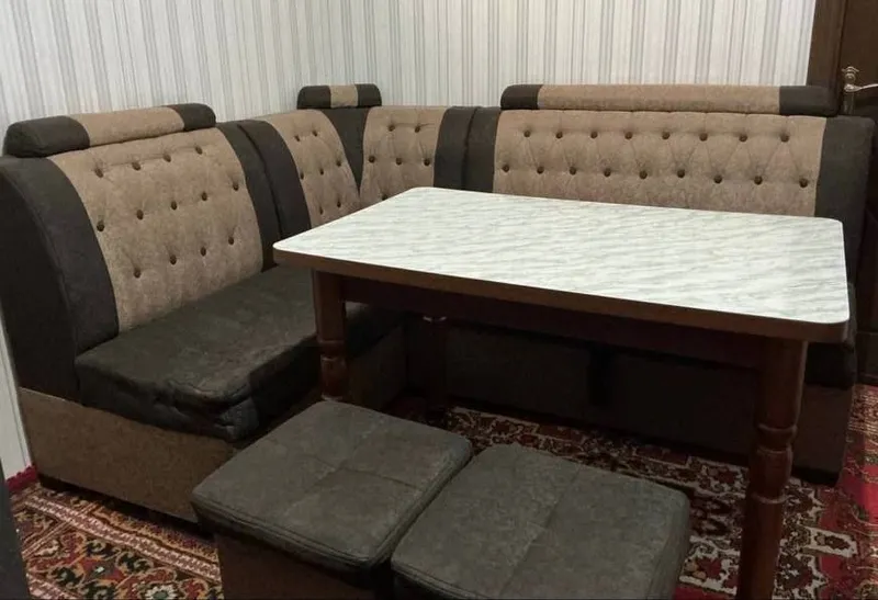 Продаётся мебель: большой диван, 2 тумбы, 1 стол 3