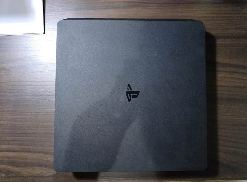 Play station 4 slim 4