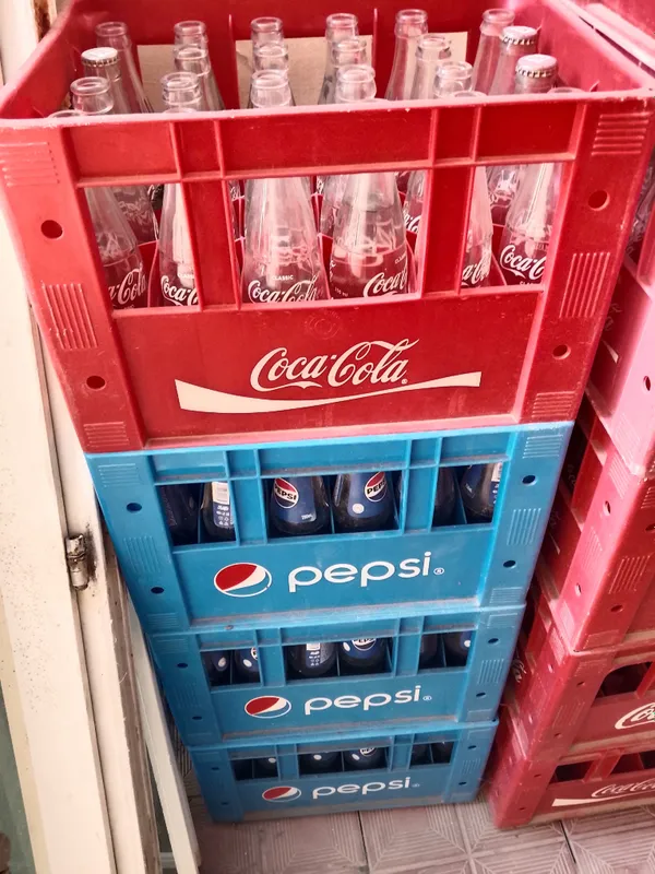 Cola butilka yashigi bilan