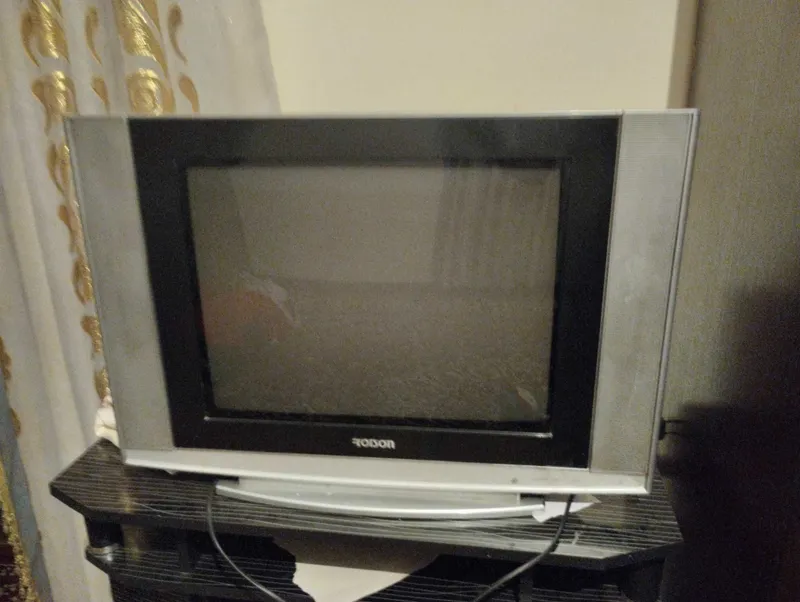 Televizor sotiladi
