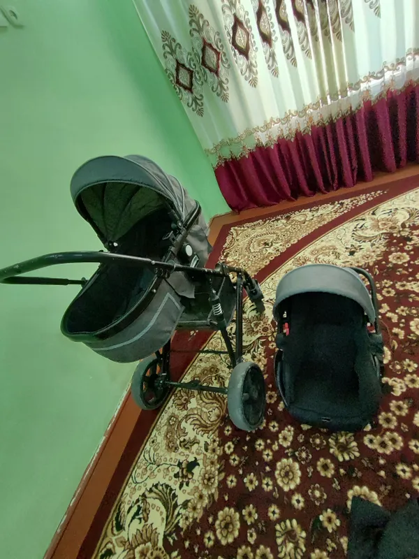 Bolalar kalyaskasi . yangiday turibdi 2 talik.