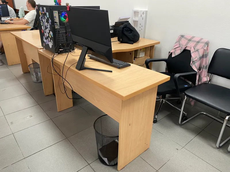 Продаю рабочие офисные столы 14 штук.