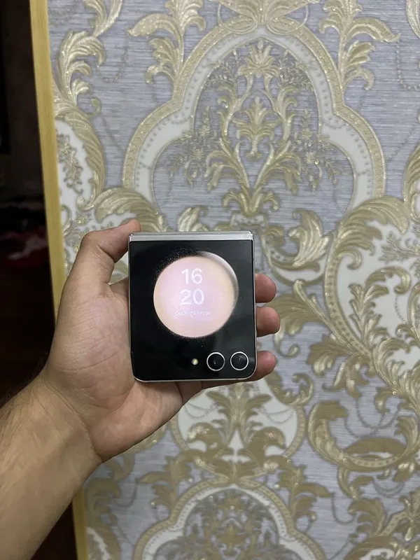 Samsung galaxy Z Flip5 1