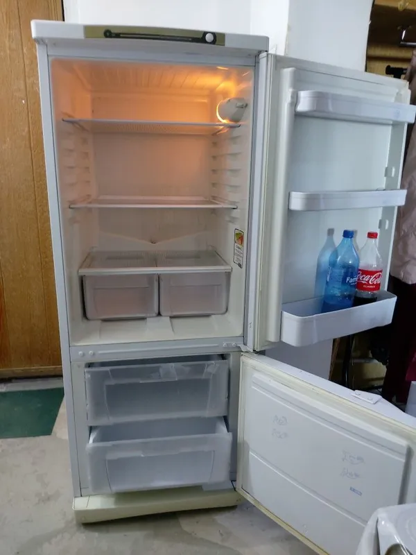 Продаю холодильник Indesit 2 Продаю холодильник Indesit 2