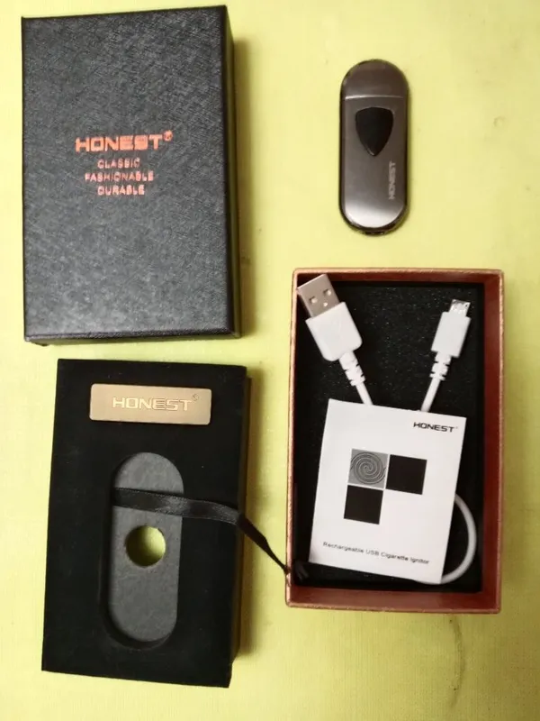 Продам 2 пары зажигалки б/у одна оригинал Honest электронная зарядка з