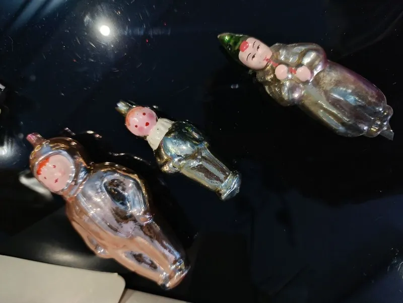 Старинные новогодние игрушки космонавты и клоун с дудочкой на прищепке Старинные новогодние игрушки космонавты и клоун с дудочкой на прищепке