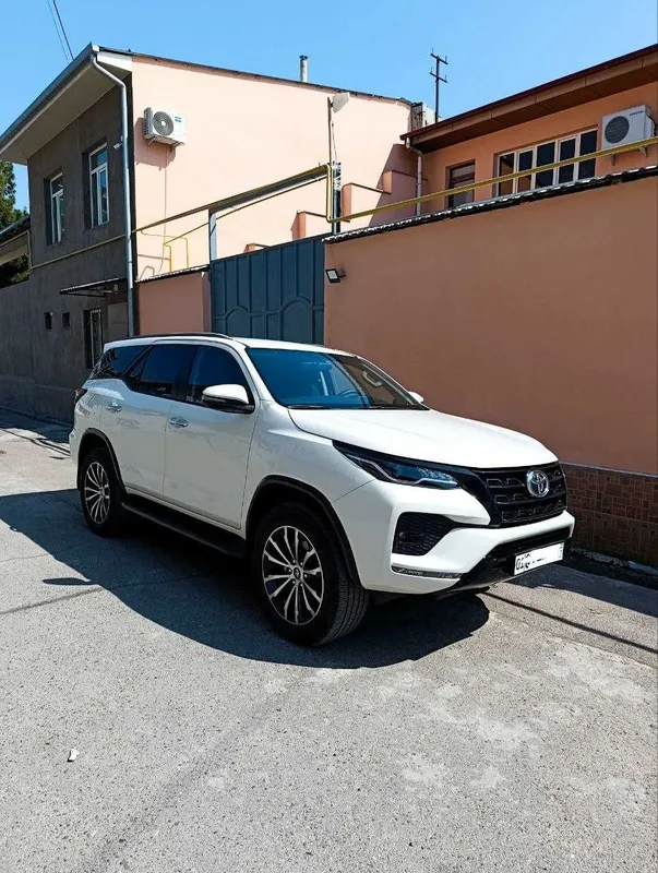 Toyota Fortuner Надёжный Внедорожник 7 мест Toyota Fortuner Надёжный Внедорожник 7 мест
