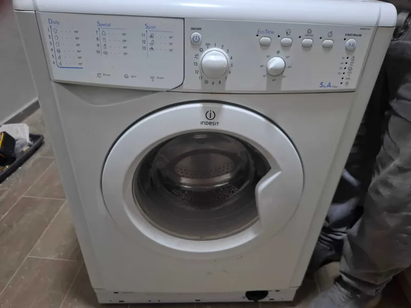 Продам стиральную машинку Indesit на запчасти 1