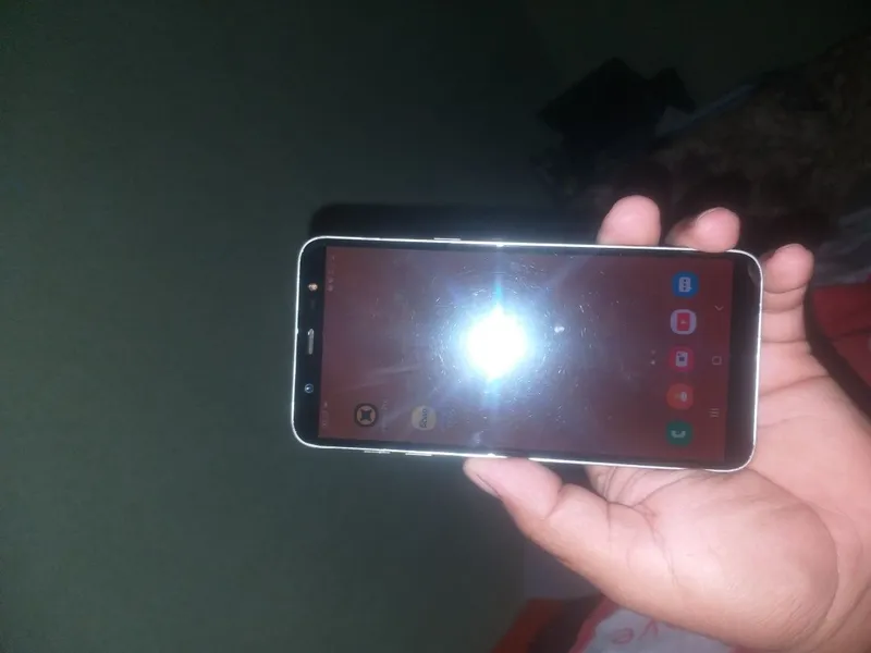 Samsung J8 xolati o'rtacha qotmaydi singan joyi yuq rangi tillorang 3 Samsung J8 xolati o'rtacha qotmaydi singan joyi yuq rangi tillorang 3