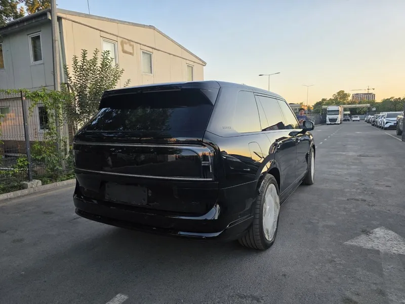 Zeekr 9x ultra full 70klv 2 manitor 6 Zeekr 9x ultra full 70klv 2 manitor 6
