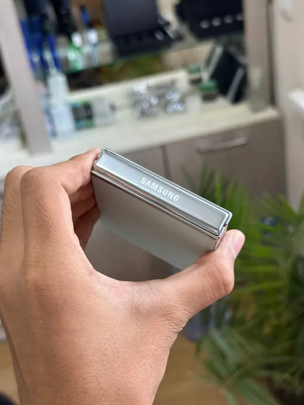 Samsung Z Flip 5 4