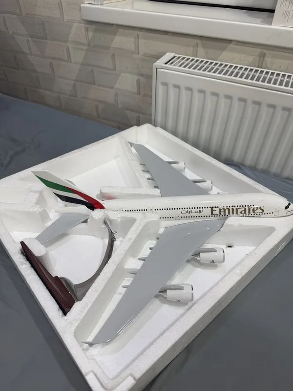 Модель самолета Emirates A380 1 Модель самолета Emirates A380 1