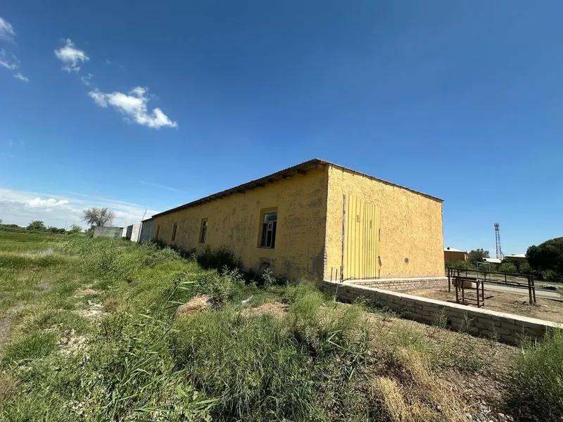 Noturar bino sotiladi,240 m² 2 Noturar bino sotiladi,240 m² 2