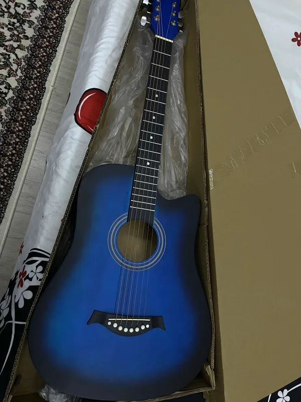 Yangi akustik gitara. 1