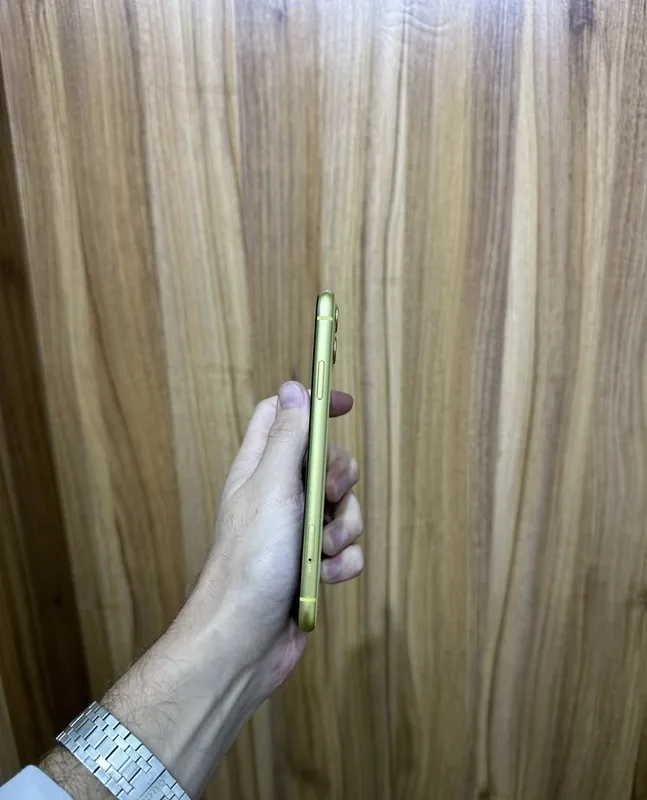 iPhone 11, жёлтый 3 iPhone 11, жёлтый 3
