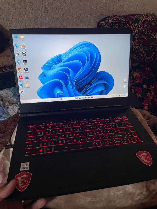 Оригинальный ноутбук MSi 3