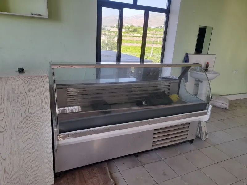 Vitrina xaladenlik sotiladi 6 mln