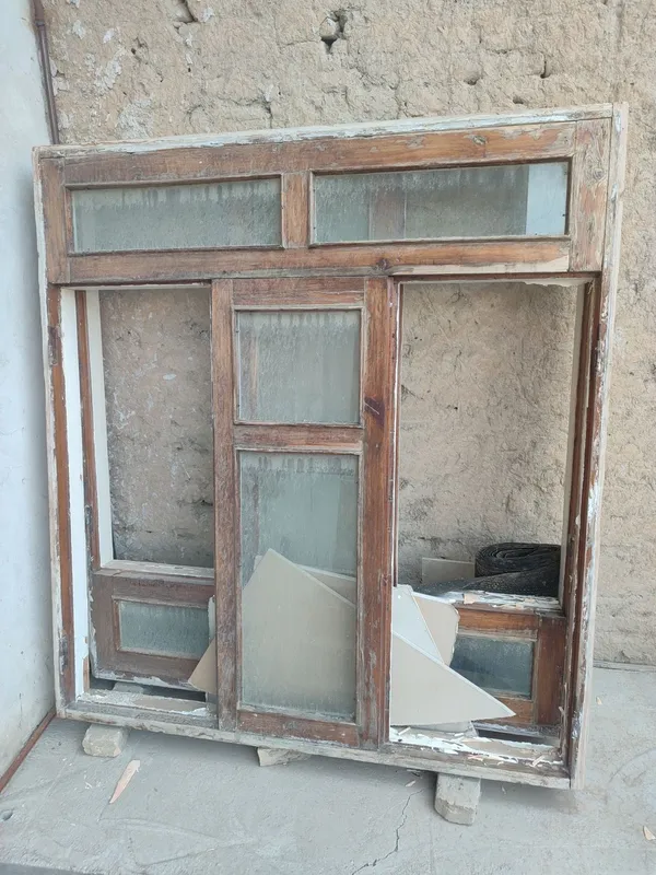 Deraza 2 ta va 2 ta eshik ham bor oynalari butun
