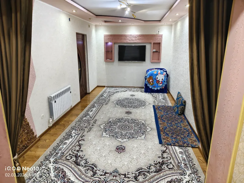 Qarshi markazida 3 xonali kvartira sotiladi
