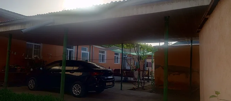 Uy sotiladi 7 sotx 5xona yana 4 xona aloxida.umumiy 9xona 6