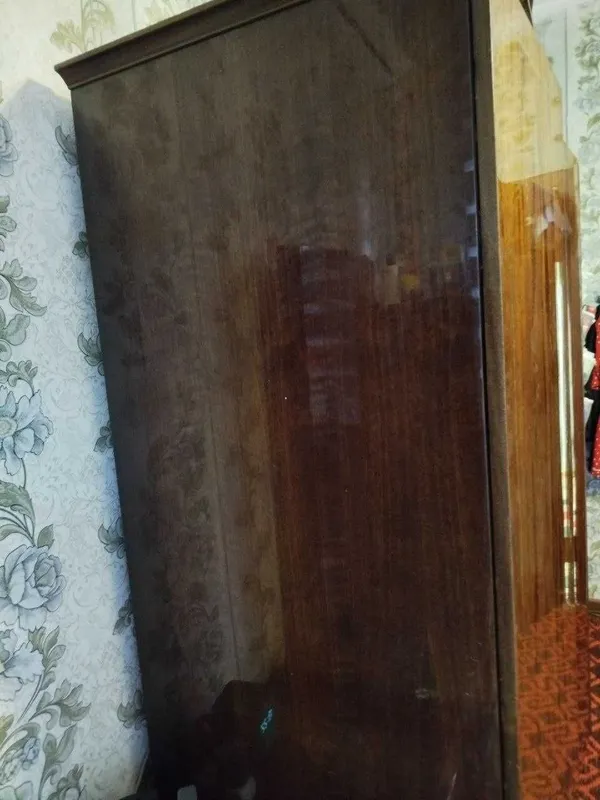 Продам шифоньер, кровать, сервант и 2 тумбочки из одного гарнитура — фото 2