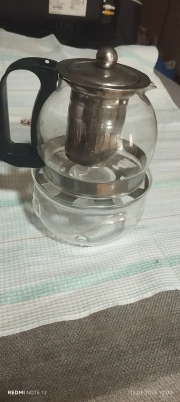Стеклянные чайник и чашка