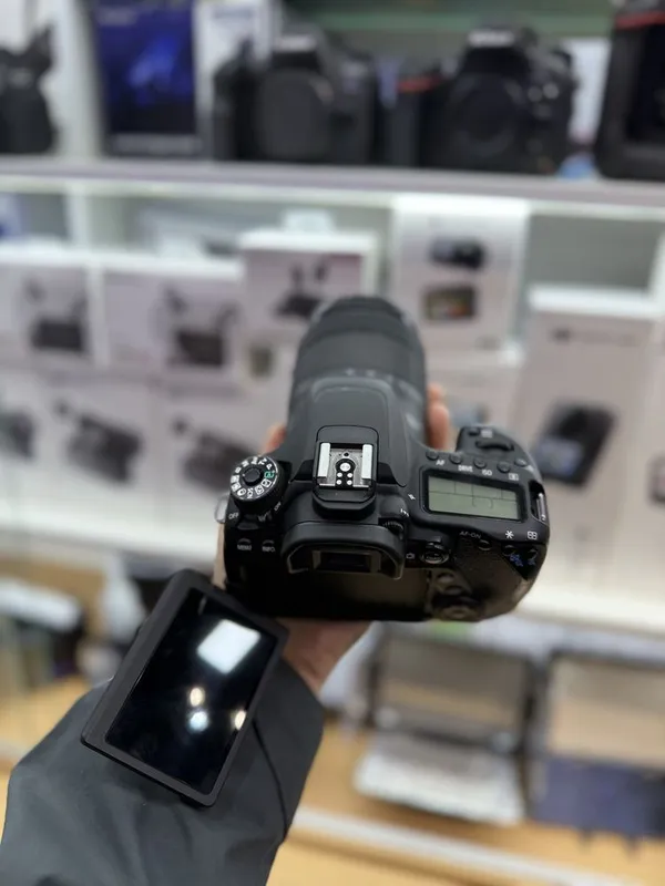Canon eos 80 D + 18-135 mm f1.8 USM 3