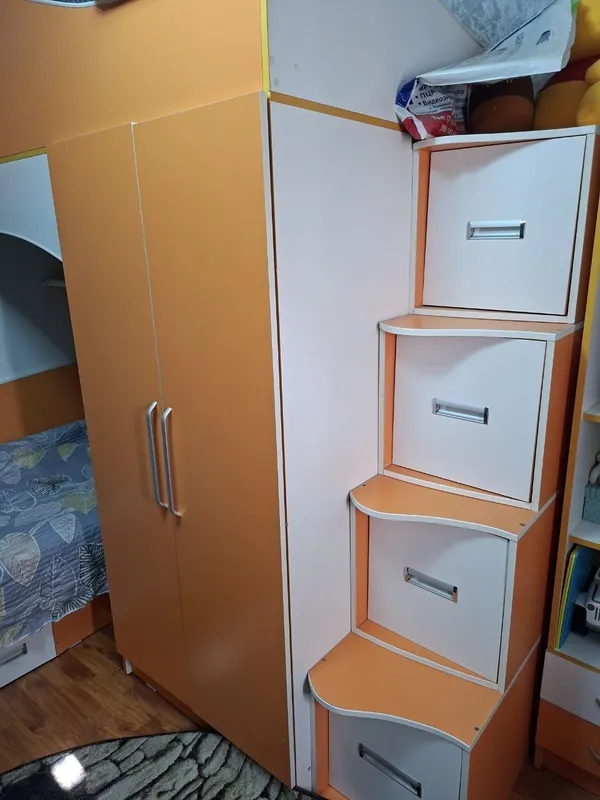 Продам гарнитур угловой с двумя кроватями и письменный столом — фото 3