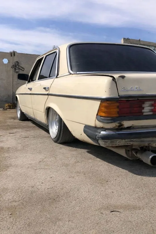 W123 Mersedes-benz.RETROO