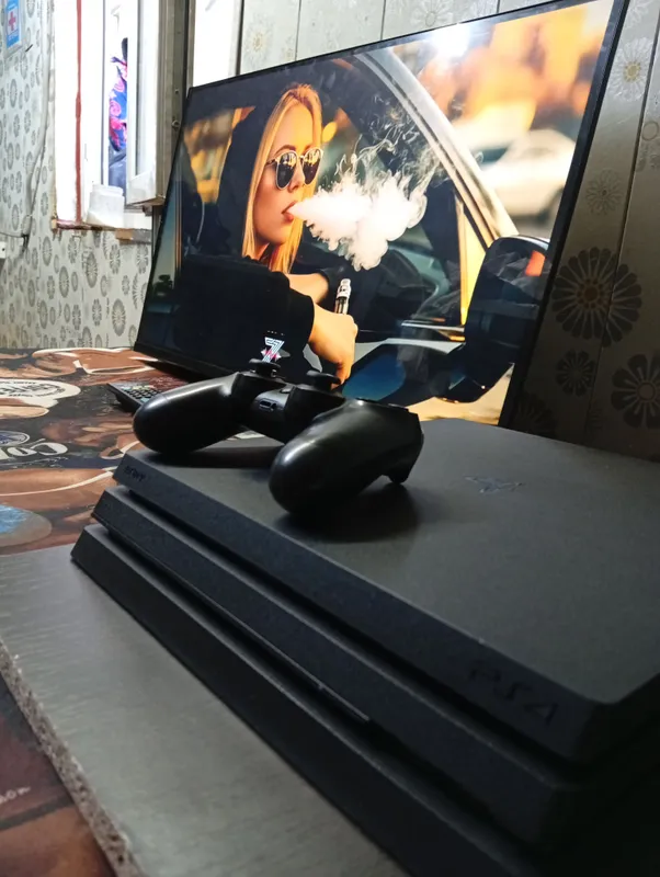 PlayStation 4 Pro 1 терабайт, есть 19 игр. 2
