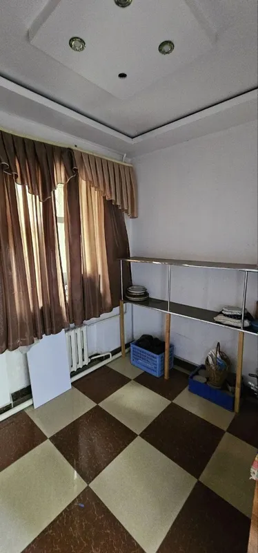 Срочно продается 3 комнатная квартира. Этаж 1. Вдоль дороги. — фото 1