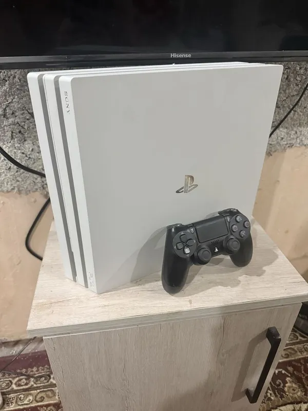 PlayStation 4 Pro White 1TB почти как новый