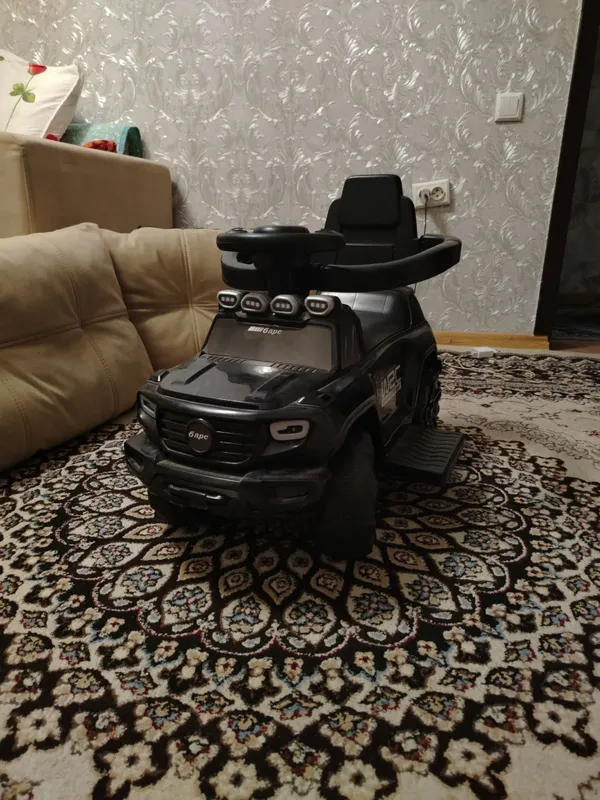 Продам детскую машинку с подстветкой