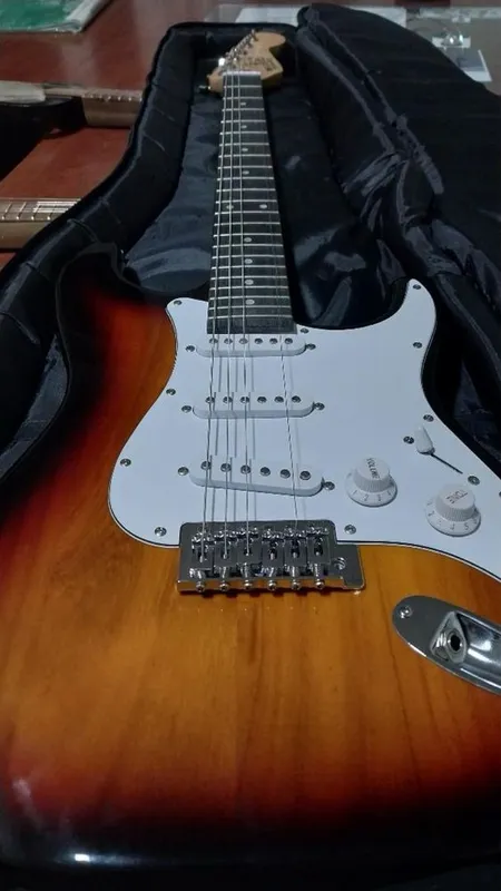 Gitara sotiladi.