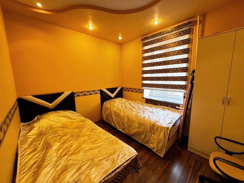3 xonali kvartira sotiladi, 80 m², 2/4 (g‘ishtli uy), Mirzo-Ulug‘bek tumani 7