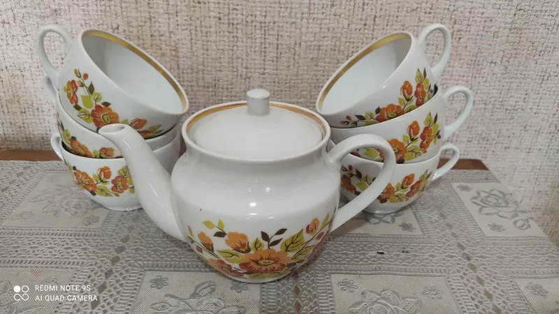 Продаётся чайник и 6 кружек