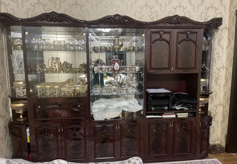 Mebel to‘q jigarrang rangda bo‘lib, yog‘ochdan nafis o‘yma — фото 3