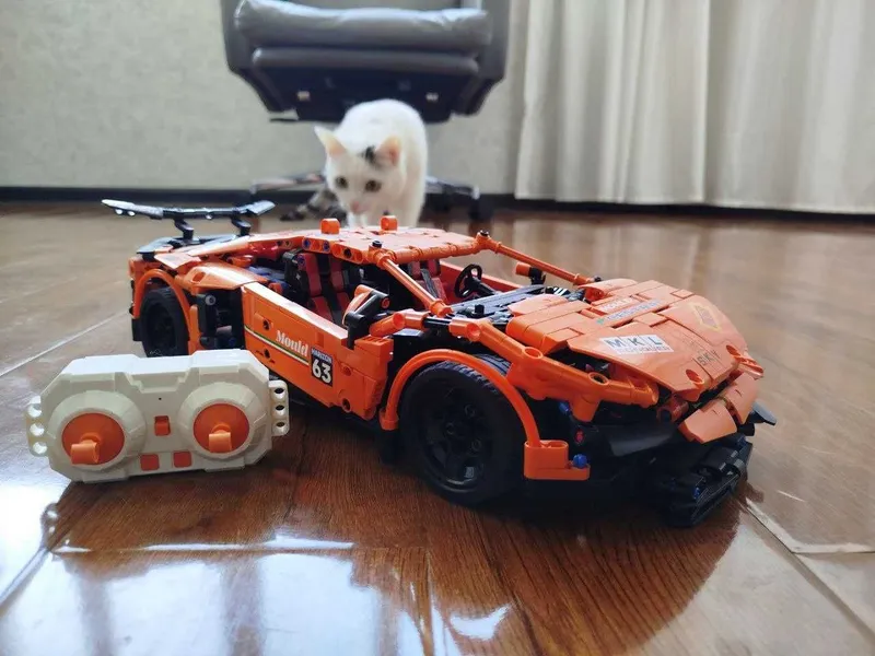 LEGO Машина Mould King на пульте управления
