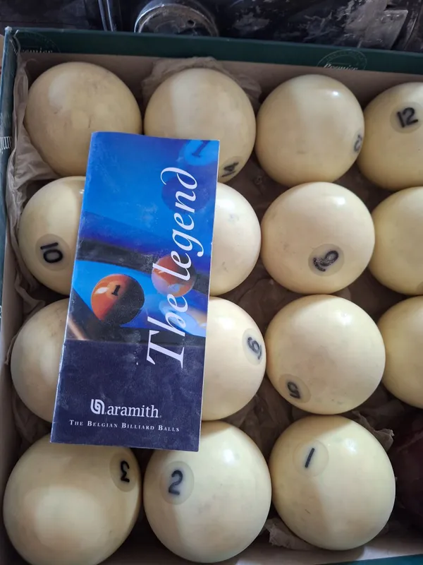 Billiard tosh ozgina ishlagan yangiday turibdi Billiard tosh ozgina ishlagan yangiday turibdi