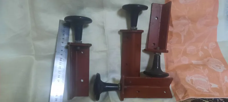 Продам 4 металлических ножки для мебели.