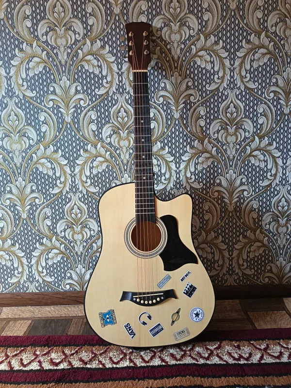 Gitara sotiladi!