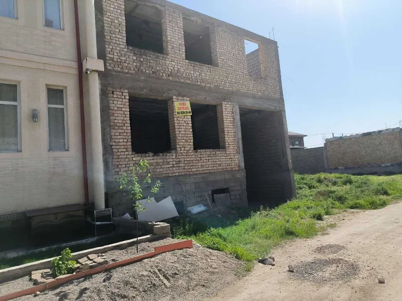 SOTILADI 2 qavat korobka hovli 2.6 sotix Xonobod. Mo'ljal 352 maktab