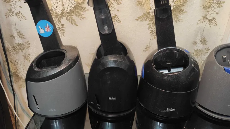 Braun "Clean & Charge" station - базы для зарядки и чистки бритв — фото 1